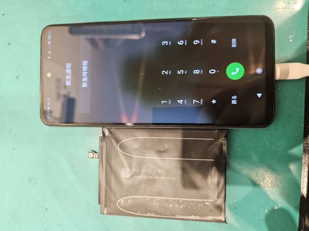 膨らんだバッテリーを放置すると危険です！【スマホ修理工房　北千住マルイ店】